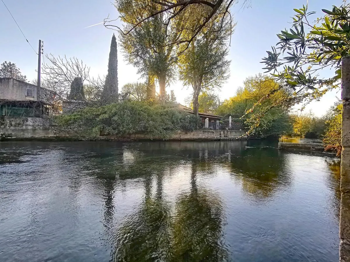 Gite L'Odonate, Partage Des Eaux LʼIsle-sur-la-Sorgue 0*,